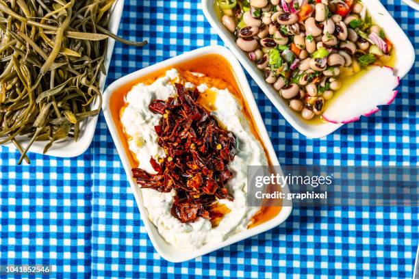 nahaufnahme der ansicht von snacks für raki oder ouzo - greek food stock-fotos und bilder