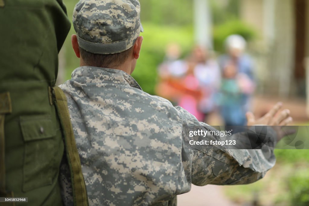 Home Army Family Welcomes Home Usa Army Soldier High-Res Stock Photo - Getty Images