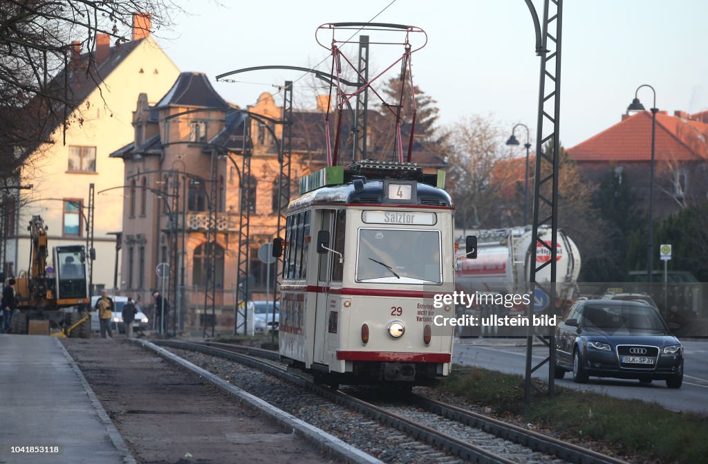 Naumburg Eröffnung der neuen Straßenbahnteilstrecke von der Vogelwiese zum Salztor
Die Straßenbahn Naumburg verkehrt in der Stadt Naumburg (Saale) seit 1892 mit einigen Unterbrechungen auf einer ringförmigen Strecke seit 1994 nur noch auf einem Tei