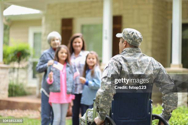 family welcomes home usa army soldier. - injured us army stock pictures, royalty-free photos & images