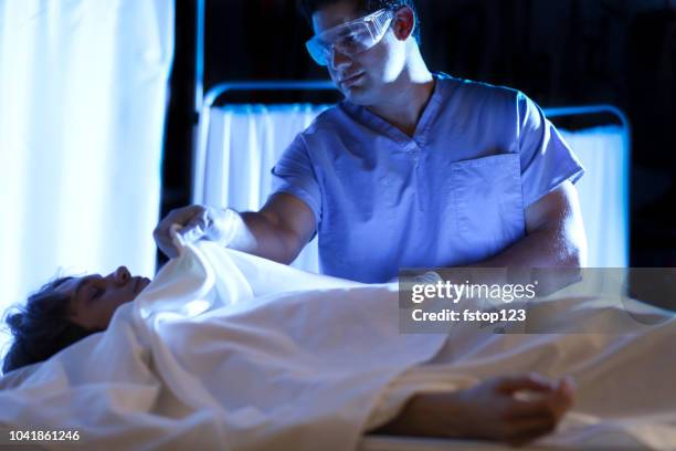 medical examiner with corpse in morgue. - morgue imagens e fotografias de stock