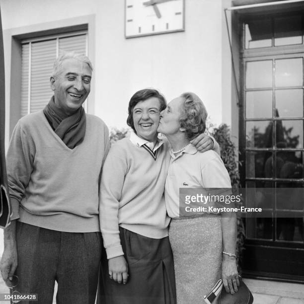Catherine Lacoste, de l'équipe de France de golf qui vient de remporter le championnat du monde de golf féminin, avec ses parents René Lacoste et...