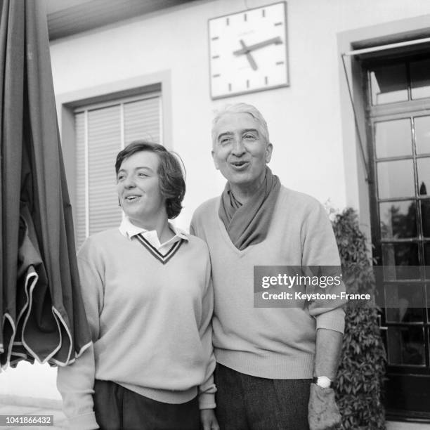 Catherine Lacoste, de l'équipe de France de golf qui vient de remporter le championnat du monde de golf féminin, avec son père René Lacoste à...