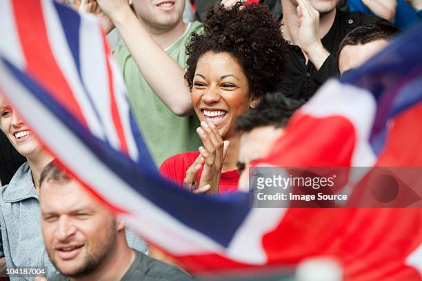 seguidores con la bandera del reino unido - cultura británica fotografías e imágenes de stock