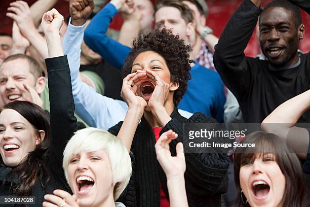 donna urlando a partita di calcio - incitare foto e immagini stock