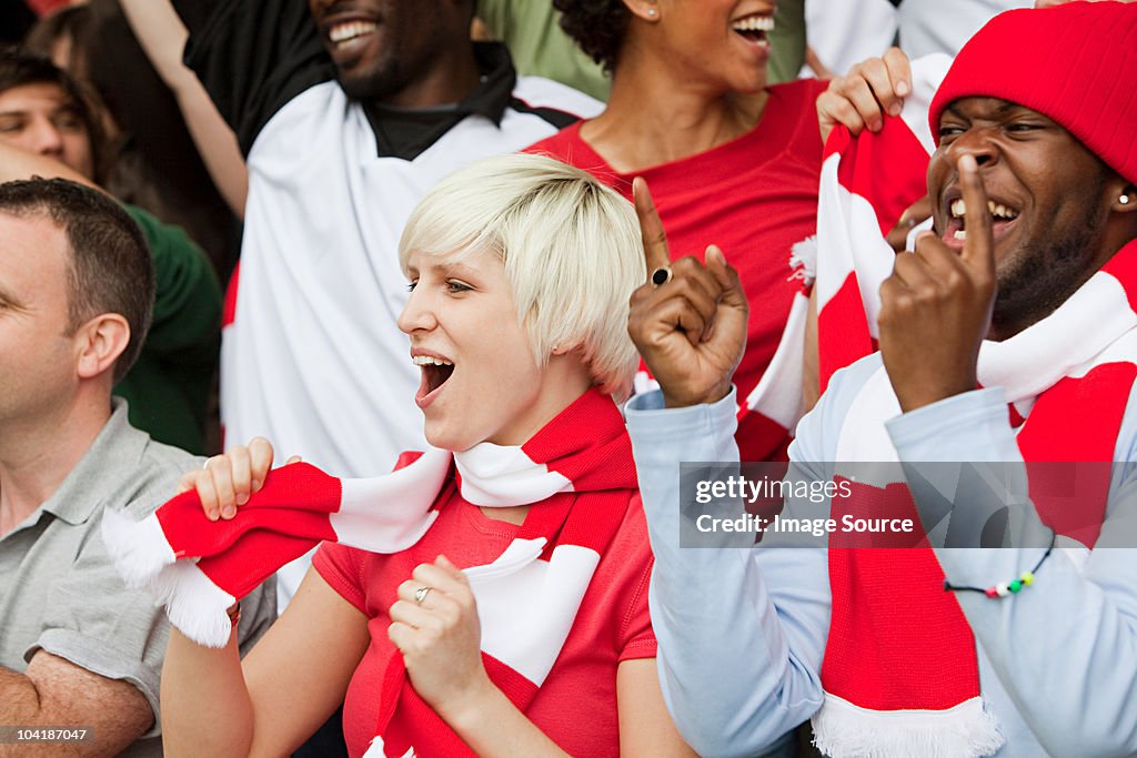 Torcer fãs no jogo de futebol