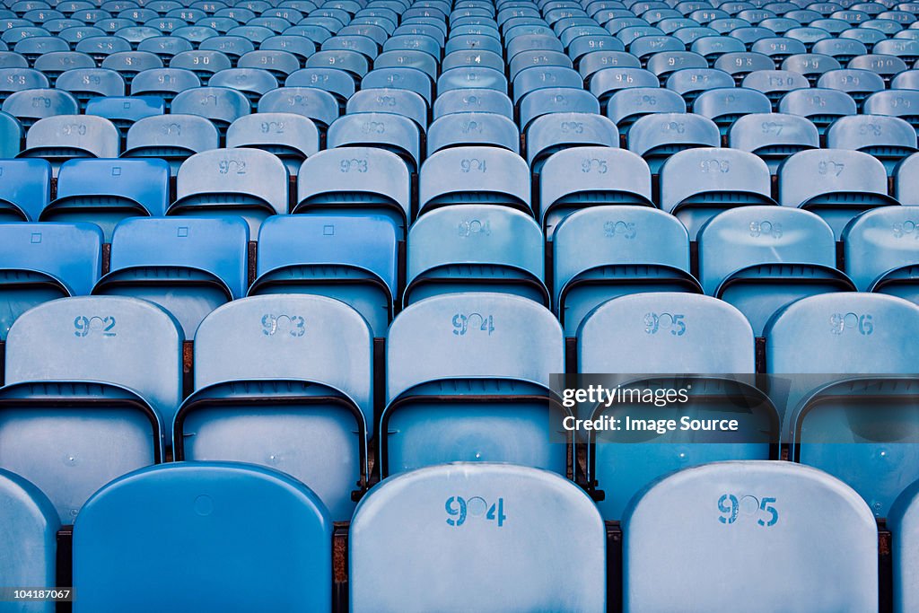 Leere Sitze in football stadium