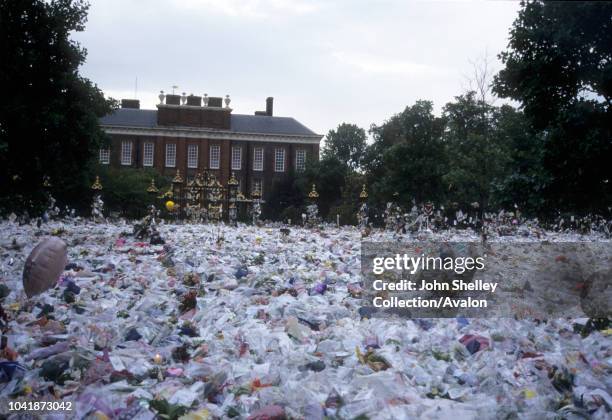 The public funeral of Diana, Princess of Wales, London, UK, 6th September 1997, Tributes to the late Princess from the public outside Kensington...