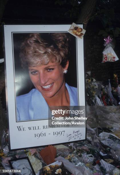 The public funeral of Diana, Princess of Wales, London, UK, 6th September 1997, Tributes to the late Princess from the public, 6th September 1997.