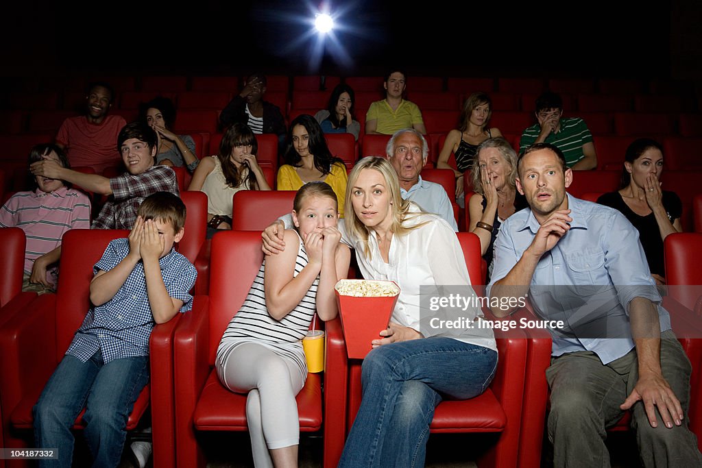 Schockiert Familie in movie theater