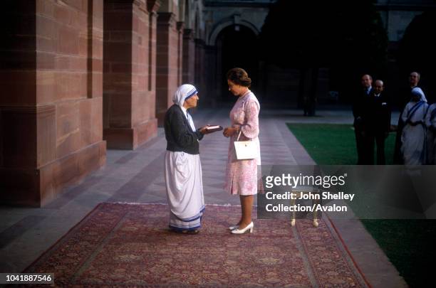 Queen Elizabeth II, India, Mother Teresa, Queen Elizabeth II presents the Order of Merit to Mother Teresa at the Presidential Palace on November 24,...