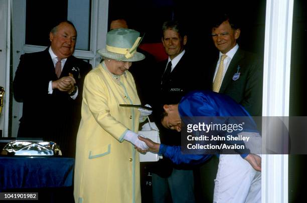 Queen Elizabeth II, Ascot racecourse, Frankie Dettori, 2000.