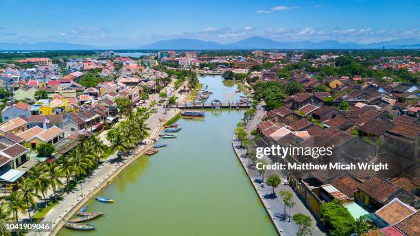 june 2017 hoi an, vietnam - the main river thoroughfare on the thu bon river in hoi an mid day. it is often so hot in the afternoon here that the lively town is very quiet at this time of day. - hoi an stockfoto's en -beelden