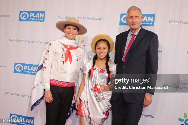 Ulrich Wickert poses wiht guests of honor Jhordan and Paola during the Ulrich Wickert and Peter Scholl-Latour award at Bar jeder Vernunft on...