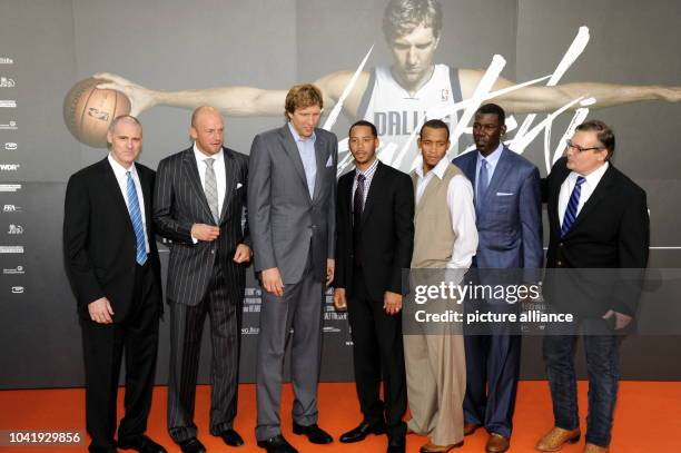 Coach Rick Carlisle, l-r, NBA Spieler Brian Cardinal, Dirk Nowitzki, Devin Harris, Monta Ellis, Michael Finley and General Manager Dallas Mavericks...