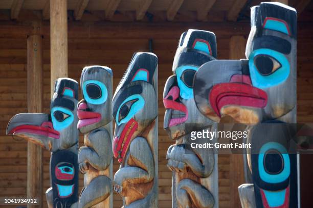view of american indian totem poles on display. - indian art culture and entertainment photos et images de collection