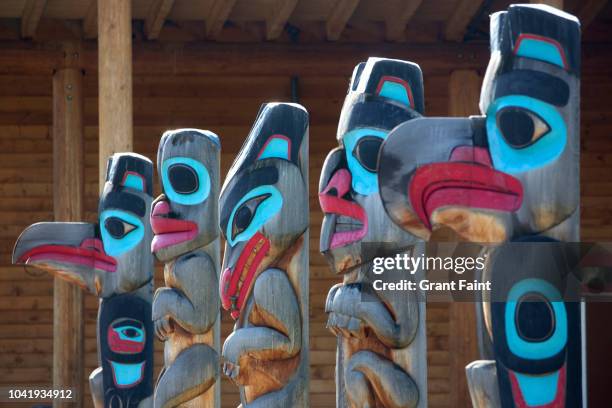 view of american indian totem poles on display. - mastro totêmico - fotografias e filmes do acervo
