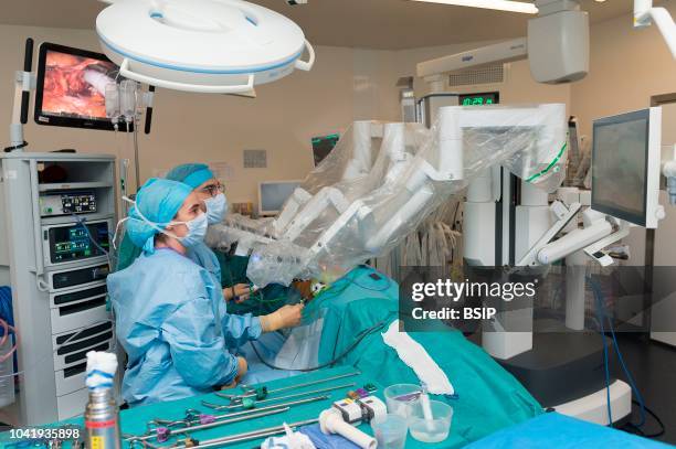 Kidney transplant in the urology, Nice, France, kidney is taken from a living related donor, the recipient's wife Removing the donors kidney with the...