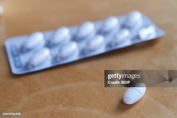 Ibuprofen, non-steroidal anti-inflammatory, analgesic and antipyretic.