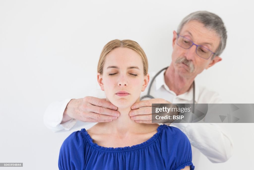 THYROID PALPATION WOMAN