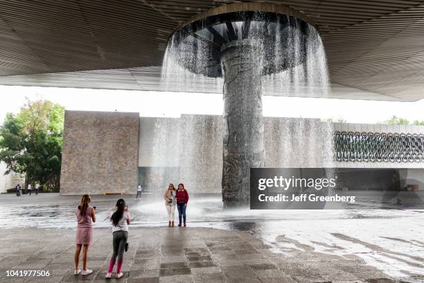 Girls taking a. (Photo in front of the monumental fountain at the National Museum of Anthropology.