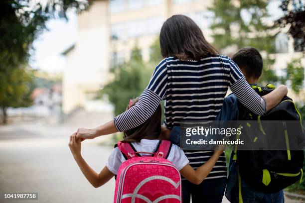 madre teniendo hijos a la escuela - monoparental fotografías e imágenes de stock