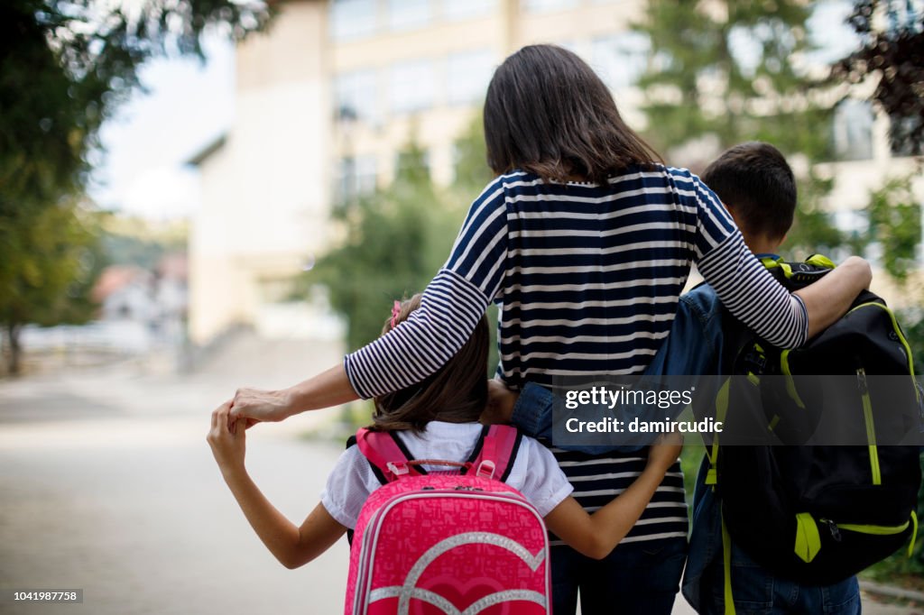 Moeder met kinderen naar school