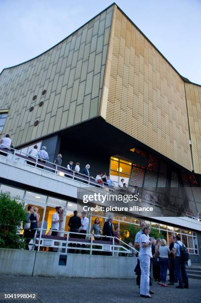 People stand in the courtyard of the Berliner Philharmonie concert hall in Berlin, Germany, 21 May 2014. Photo: Inga Kjer/dpa | usage worldwide
