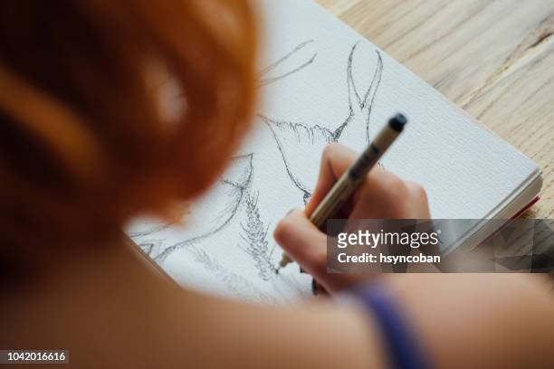 konstnär som arbetar på coffee shop - drawing bildbanksfoton och bilder