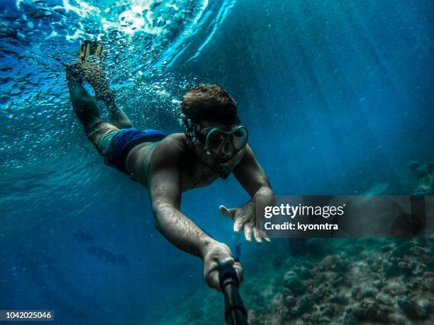 schnorcheln - underwater film camera stock-fotos und bilder