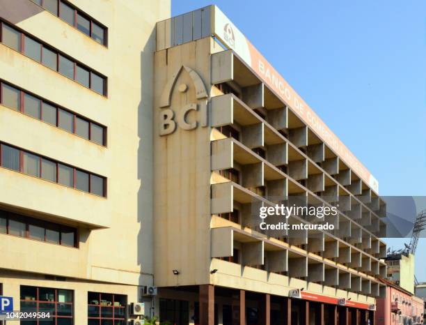 sede del comercio y la industria bancaria (banco de comércio e indústria - bci), luanda, angola - indústria fotografías e imágenes de stock