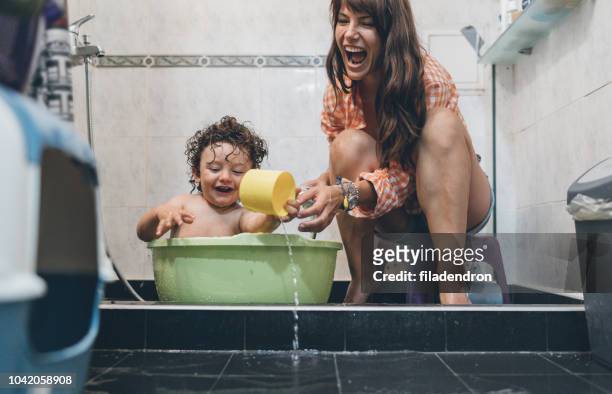 hora do banho da criança - baby shower - fotografias e filmes do acervo