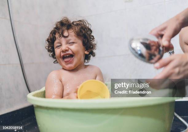 jongen spelen in bad - kids taking a shower stockfoto's en -beelden