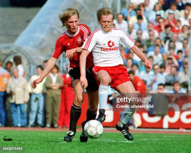 Aus 1. Bundesliga Saison 1987/88 Hannover 96 gegen Bayern München 2:1 . Im Foto: Han96 Spieler ist Detlef Dammeier li. Gegen Hans Pflügler