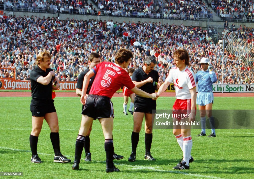 Aus 1. Bundesliga Saison 1987/88 Hannover 96 gegen Bayern München 21