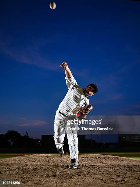 professional baseball pitcher throwing from mound - baseball pitchers mound - fotografias e filmes do acervo