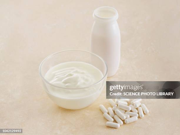 probiotic pills and yoghurt - calcium stockfoto's en -beelden