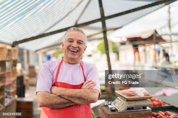 business owner bei bauernmarkt - straßenverkäufer stock-fotos und bilder
