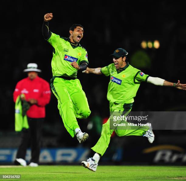 Abdul Razzaq of Pakistan celebrates the final wicket of James Anderson of England and victory with Umar Gul during the 3rd NatWest One Day...