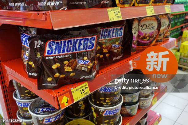 Snickers' chocolate bars from Mars Incorporated are being sold at a supermarket in Shanghai, China, 31 August 2015. Photo: Jens Kalaene/dpa | usage...