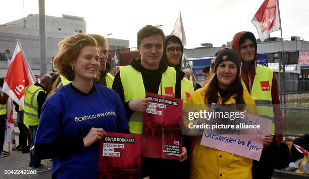 September 2018, Brandenburg, Schönefeld: Trade unionists are standing with posters at Schönefeld airport. Pilots and flight attendants of the Irish...