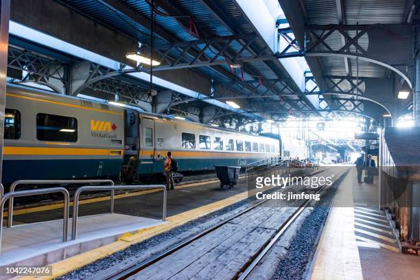 通過鐵路加拿大火車在多倫多 - via 個照片及圖片檔