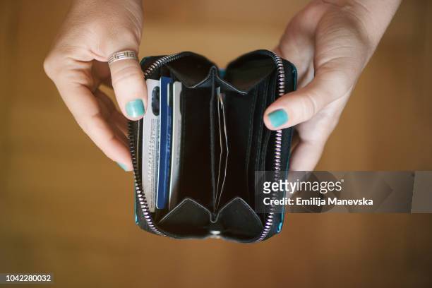empty wallet - wallet stockfoto's en -beelden