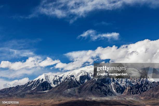 grasland in het kunlun gebergte - kunlun mountain stockfoto's en -beelden