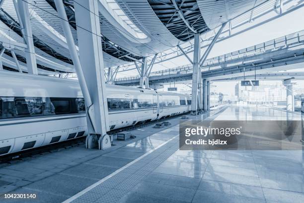 treni moderni ad alta velocità a pechino, cina - images of china railway high speed trains foto e immagini stock