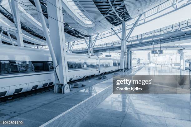 北京、中国での現代の高速列車 - high speed train ストックフォトと画像