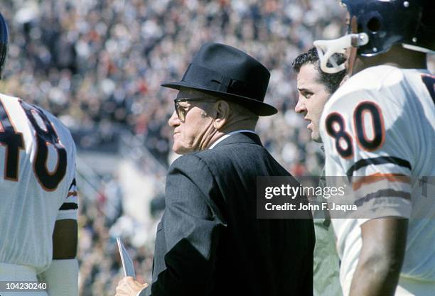 Chicago Bears coach George Halas on sidelines with players during game vs Green Bay Packers. Green Bay, WI 9/24/1967 CREDIT: John Jaqua