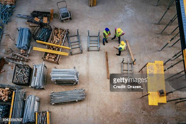 construction industry - architects and engineers working together - construction equipment imagens e fotografias de stock