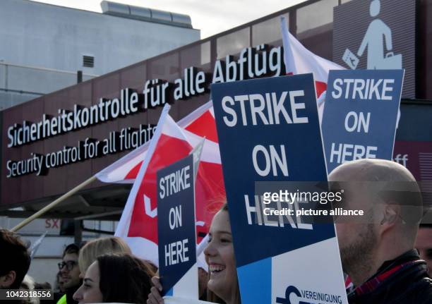 September 2018, Brandenburg, Schönefeld: Ryanair employees protest outside Schönefeld airport. Pilots and flight attendants of the Irish airline...