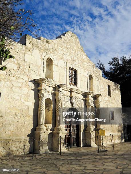 deserted front entrance to the alamo on sunny day - texas church bildbanksfoton och bilder